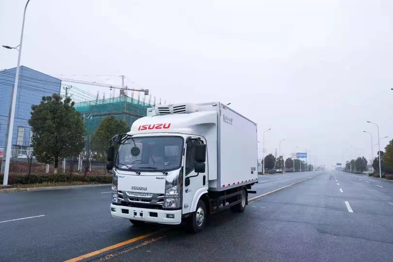 国六五十铃M100中体冷藏车