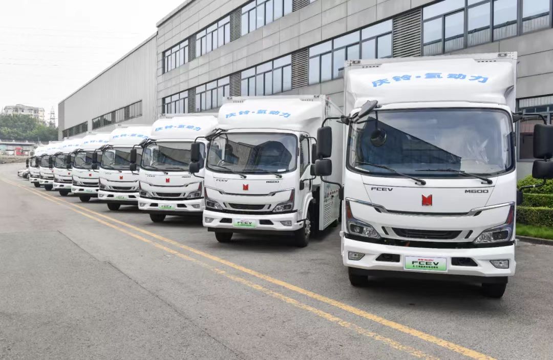 拓展运行场景 庆铃氢燃料30台电动车交付